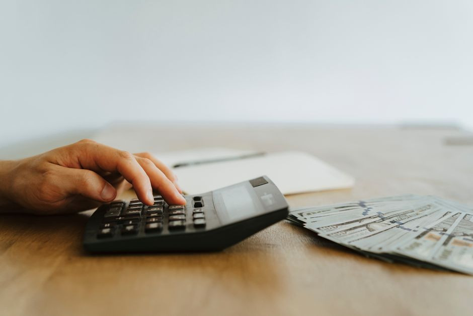 How can I identify the rules governing a cross-border offer?